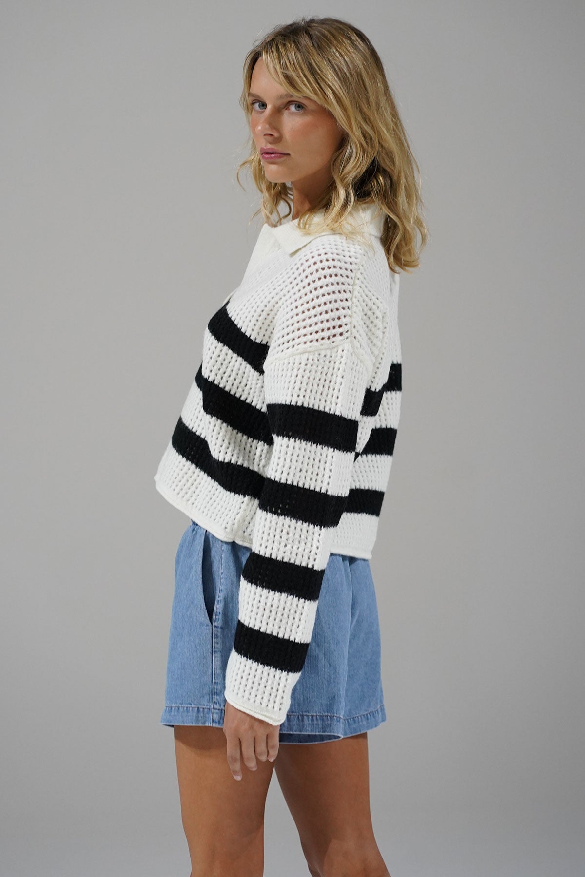 LNA Ari Stripe Sweater i Ivory og Black Stripe