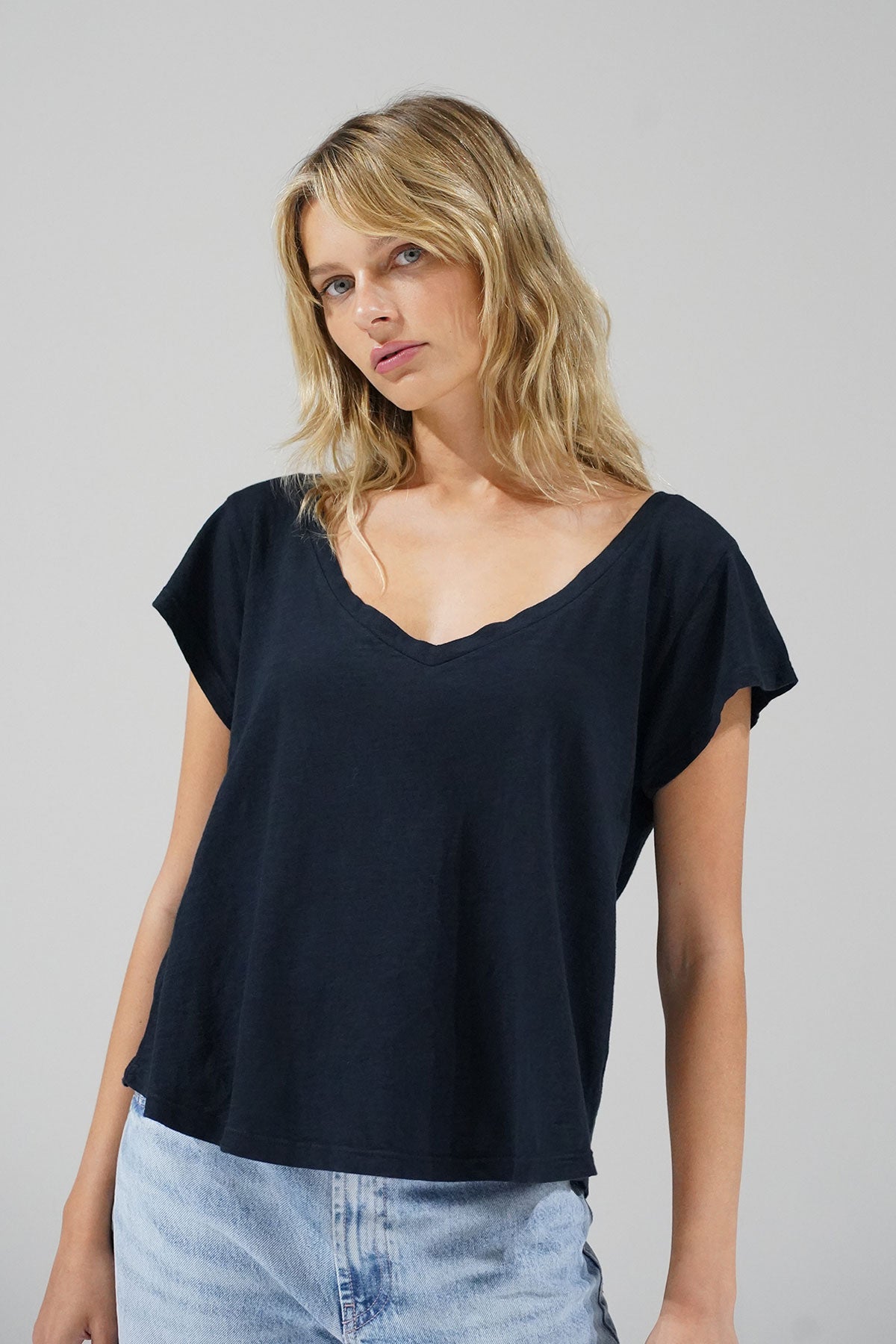 LNA Essential Cotton Kaden T-shirt met V-hals in zwart