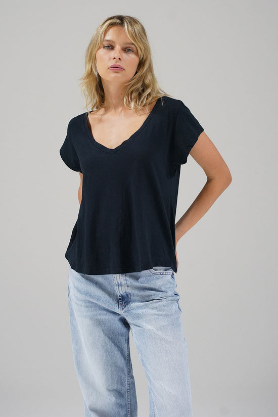 LNA Essential Cotton Kaden T-Shirt mit V-Ausschnitt in Schwarz