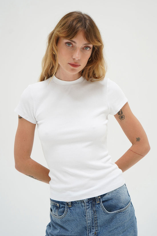LNA Tailliertes, geripptes Rundhals-T-Shirt in Weiß