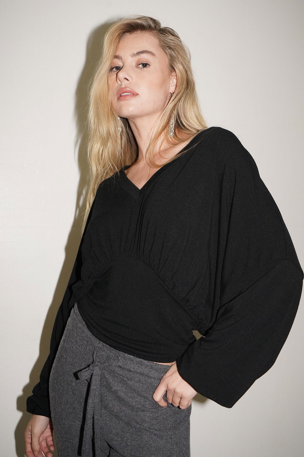 Top con fascia a V profonda LNA in nero
