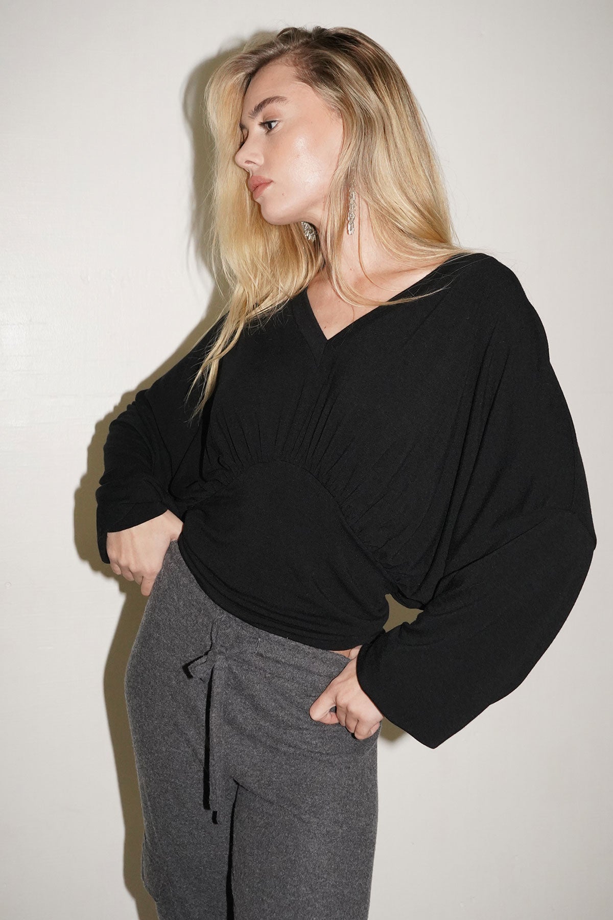 Top con fascia a V profonda LNA in nero