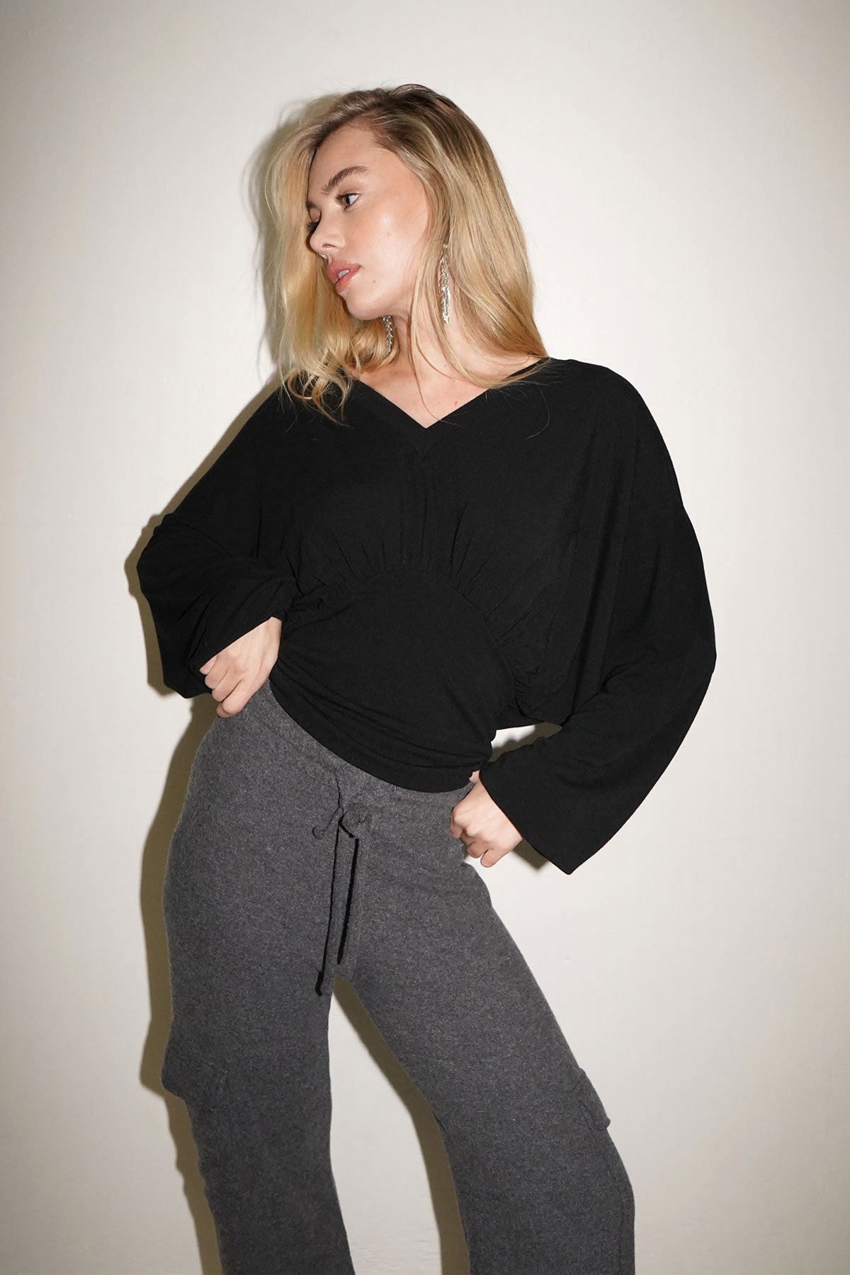 Top con fascia a V profonda LNA in nero