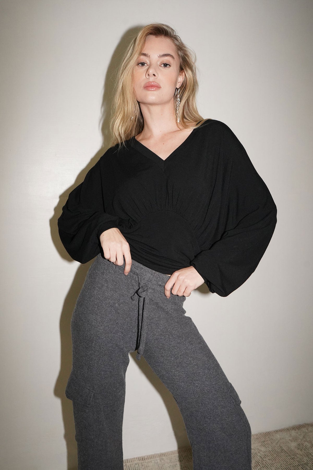 Top con fascia a V profonda LNA in nero