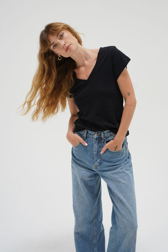 LNA Tailliertes Baumwoll-T-Shirt mit tiefem V-Ausschnitt in Schwarz