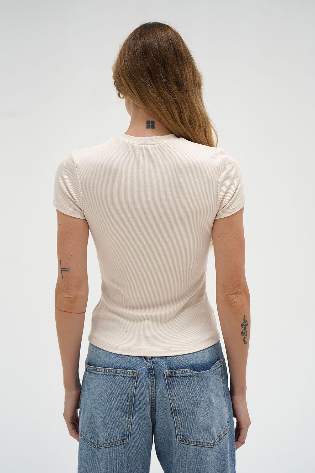 LNA Tailliertes Ripp-Rundhals-T-Shirt in Knochen