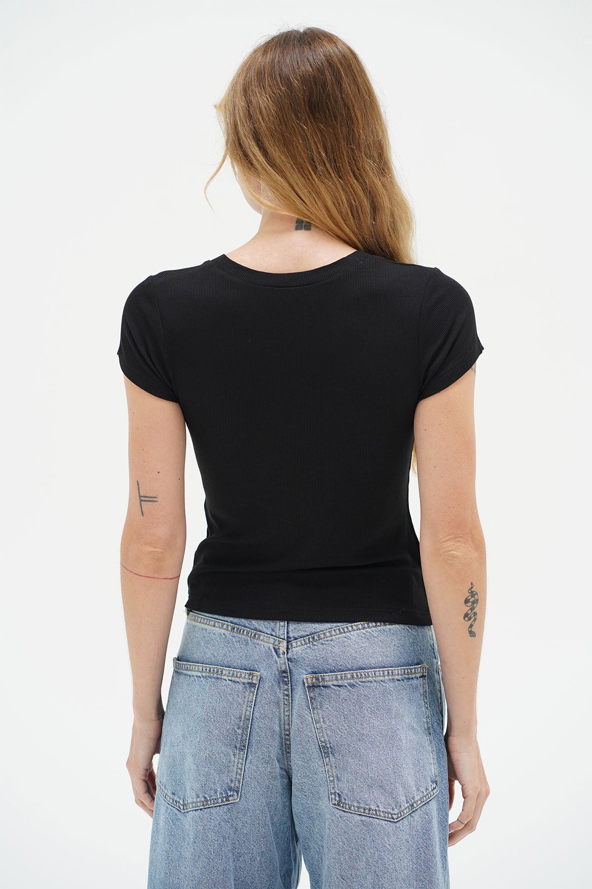 LNA Tailliertes, geripptes T-Shirt mit V-Ausschnitt in Schwarz