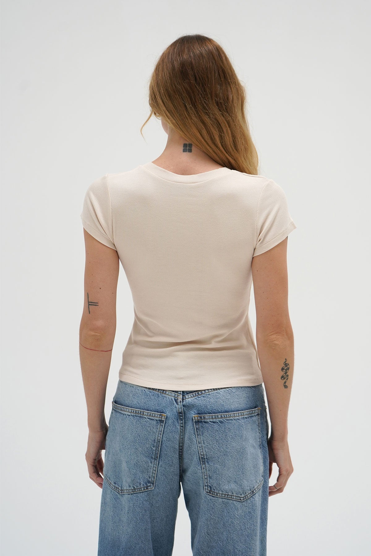 LNA Tailliertes, geripptes T-Shirt mit V-Ausschnitt in Knochen