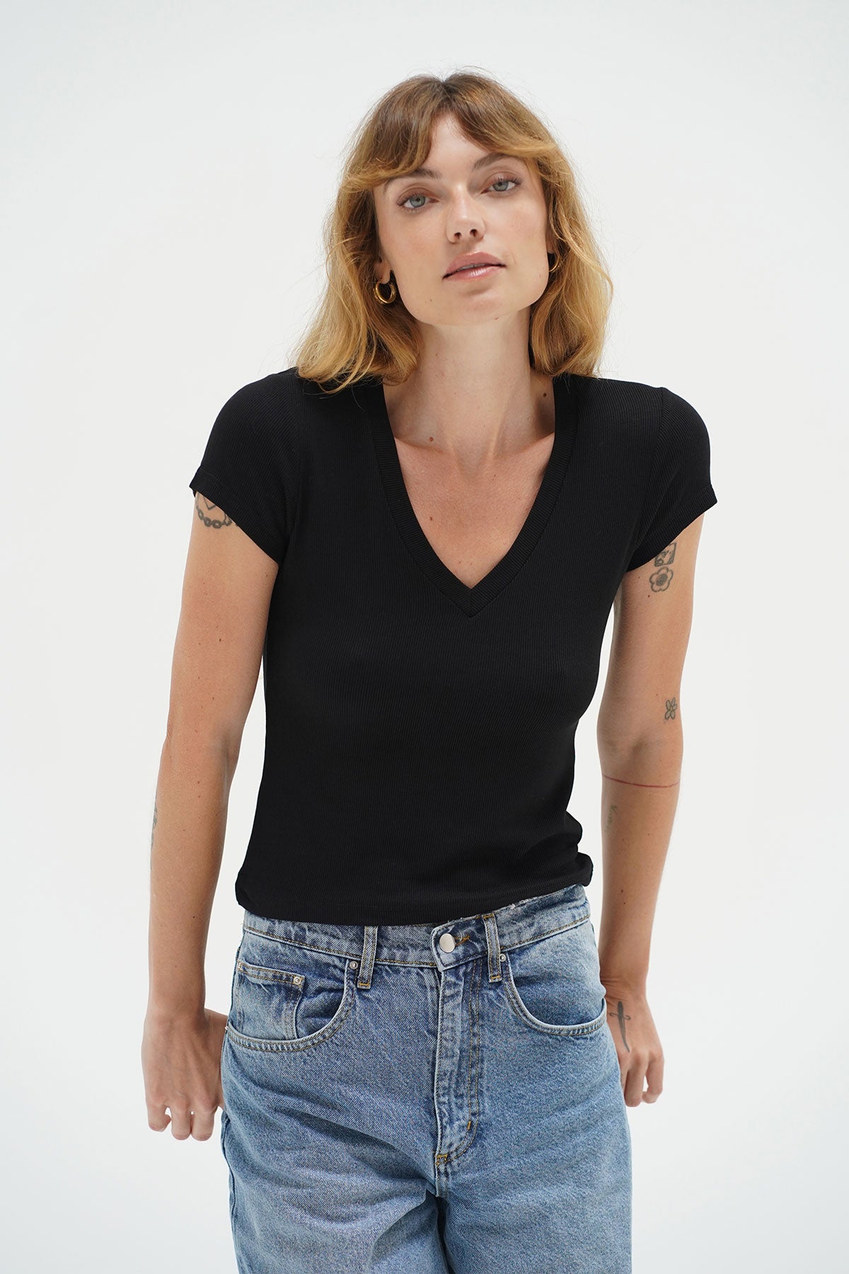 LNA passend geribd T-shirt met V-hals in zwart