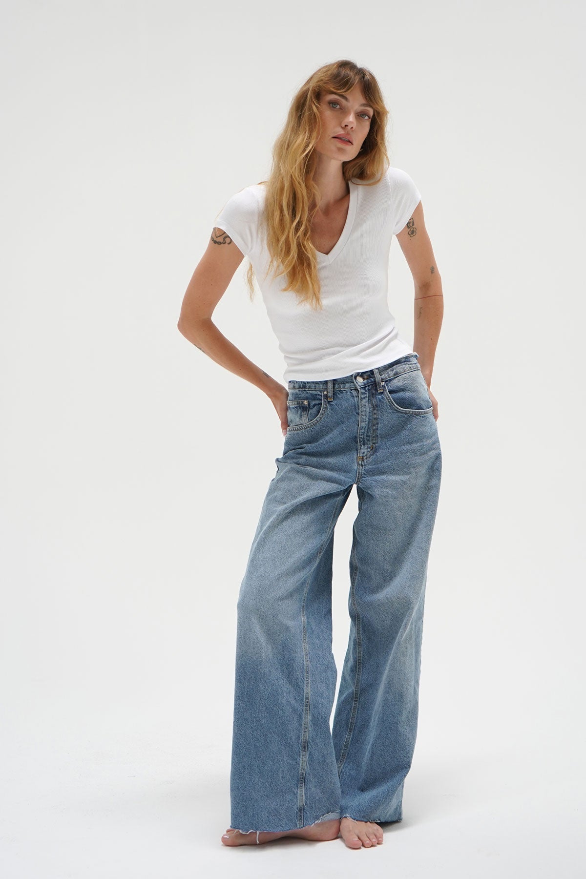 LNA Fitted Rib V Neck Tee in White