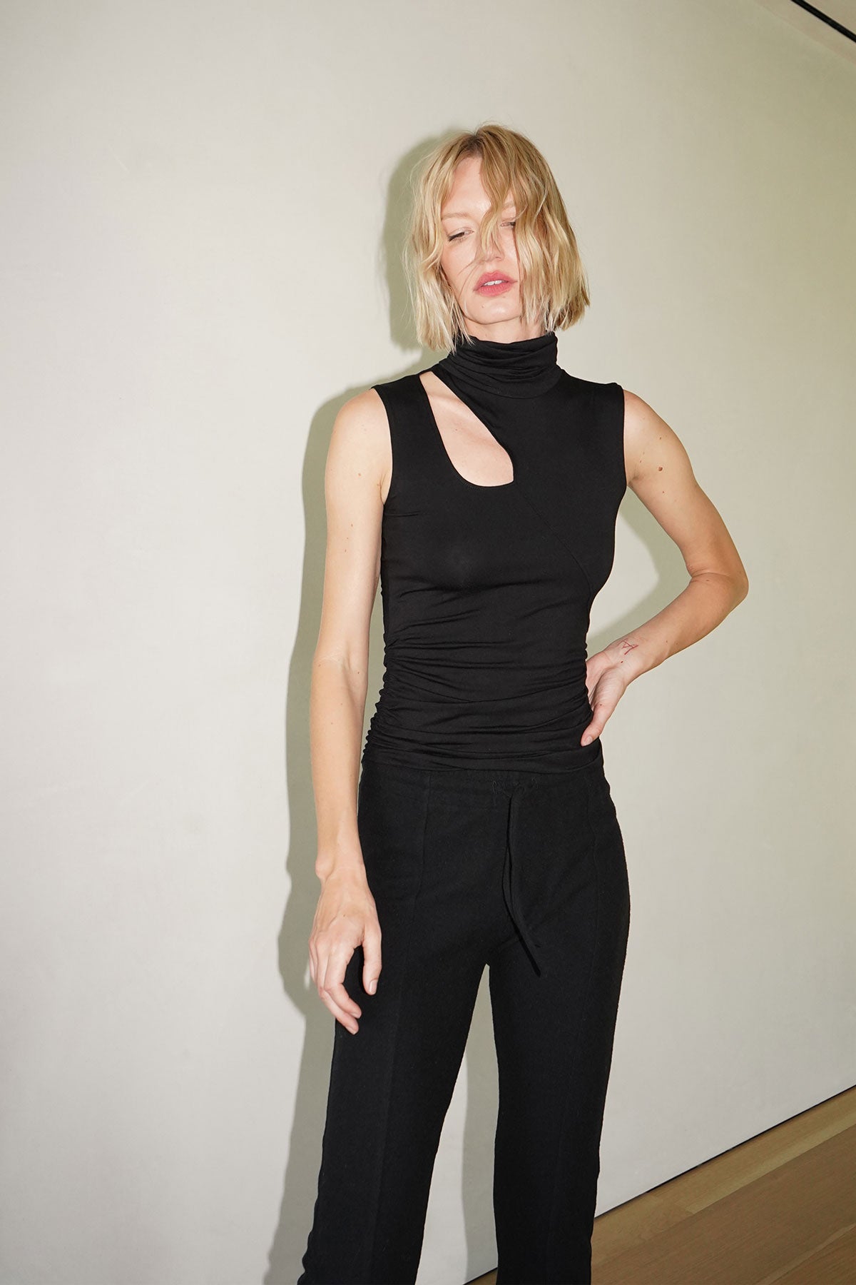 LNA Gio Stretch-Jersey-Top mit Cut-Outs in Schwarz
