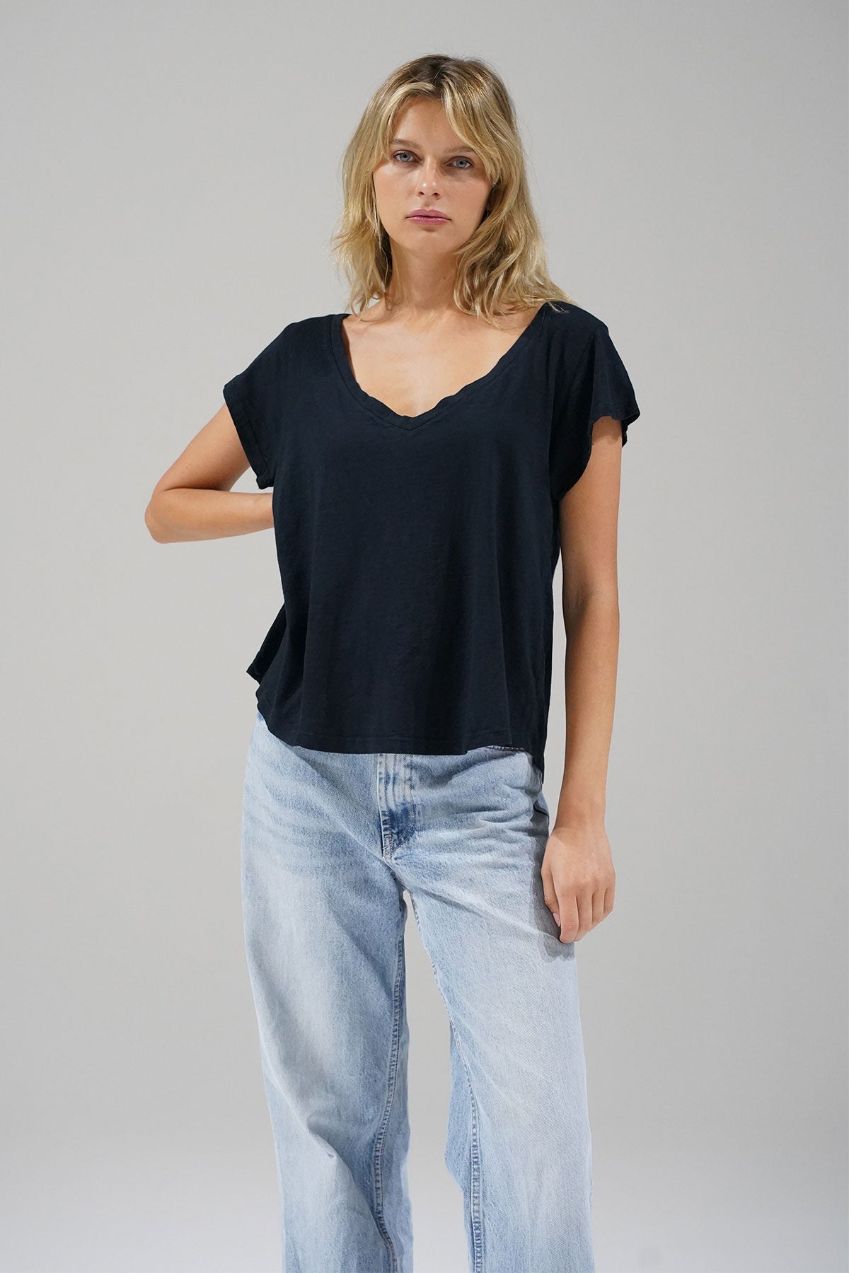 LNA Essential Cotton Kaden - T-shirt à col en V en noir