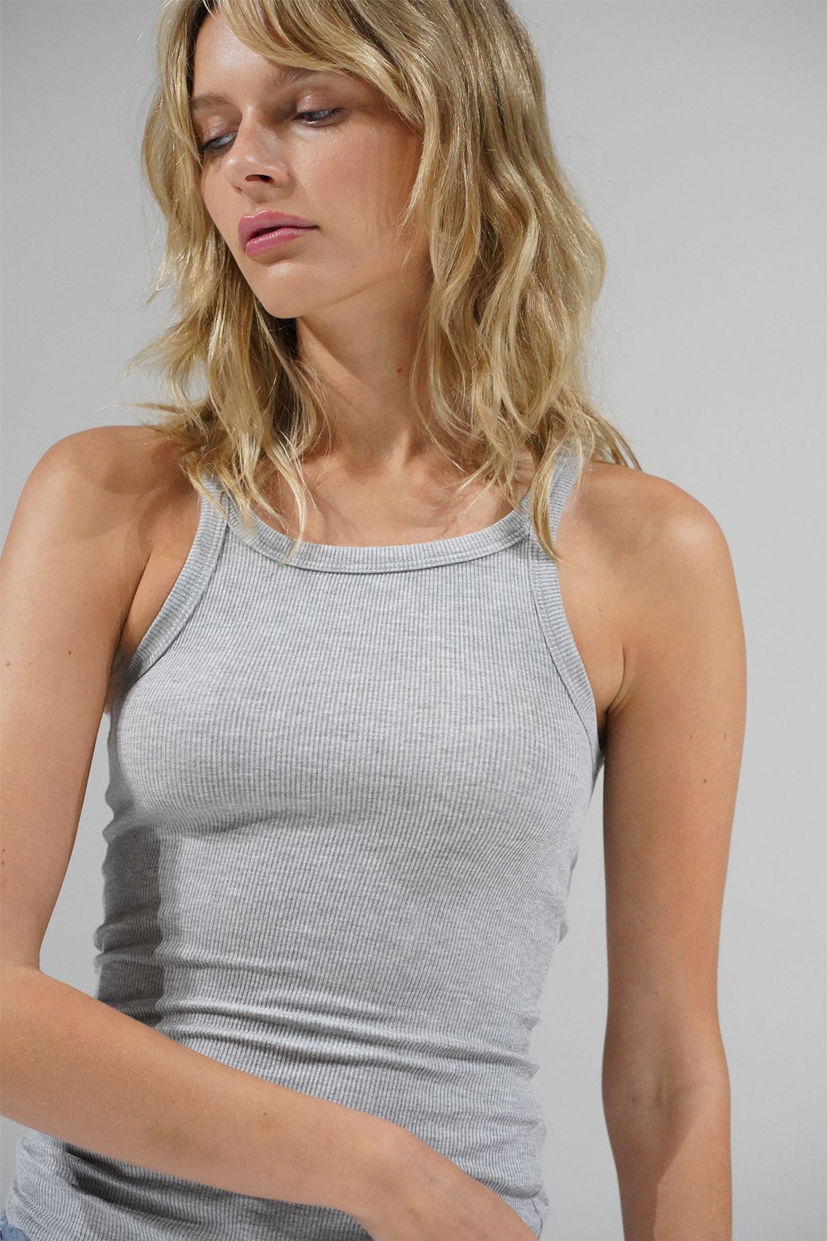 Geripptes, schmal geschnittenes Racer-Tanktop von LNA in Heather Grey