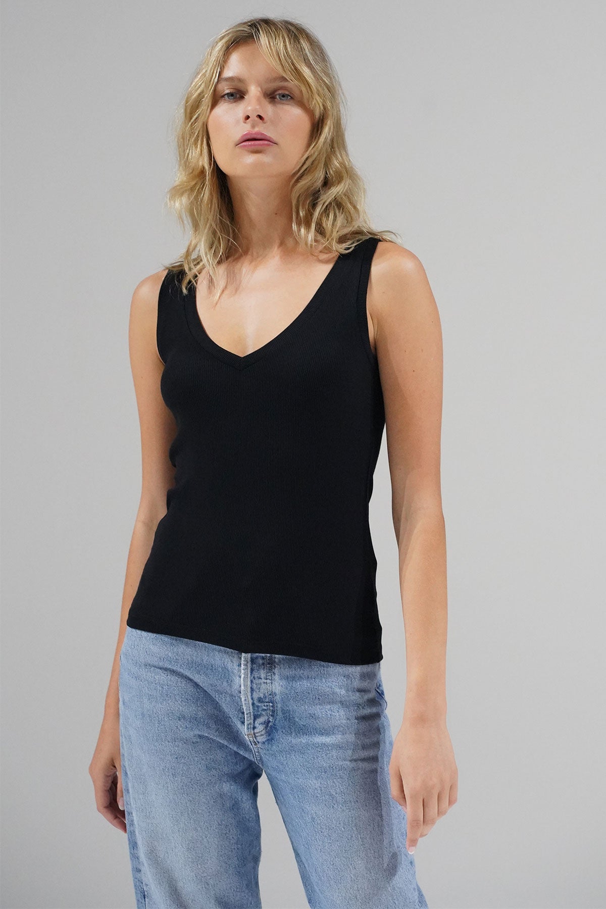 LNA Ribbed V Slim Tank בשחור