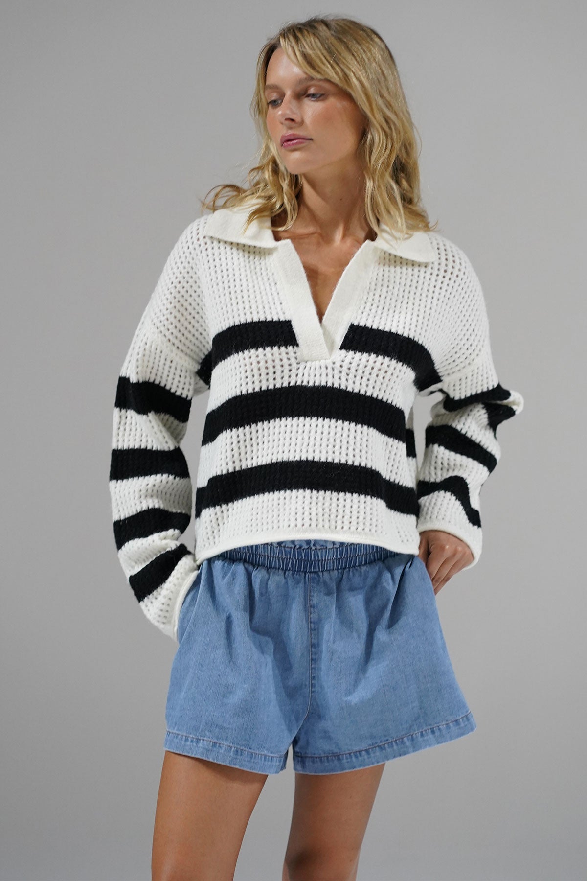 LNA Ari Stripe Sweater i Ivory og Black Stripe