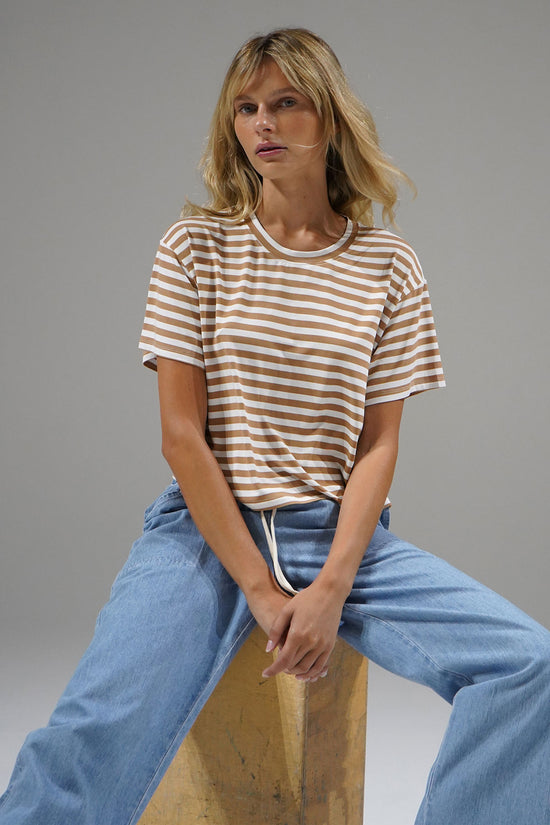 LNA Ava Striped T-shirt i Camel Stripe
