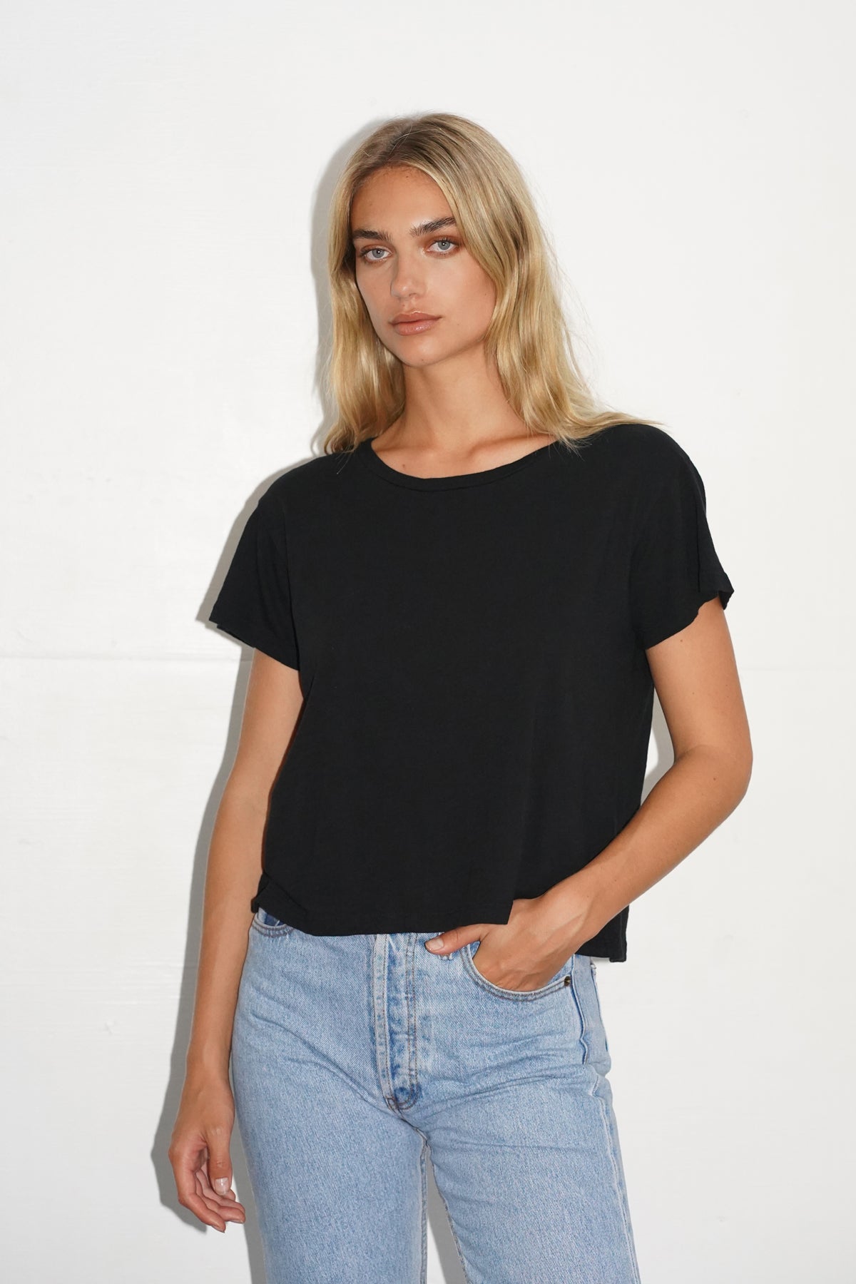 LNA Essential Shaden T-Shirt mit Rundhalsausschnitt in Schwarz