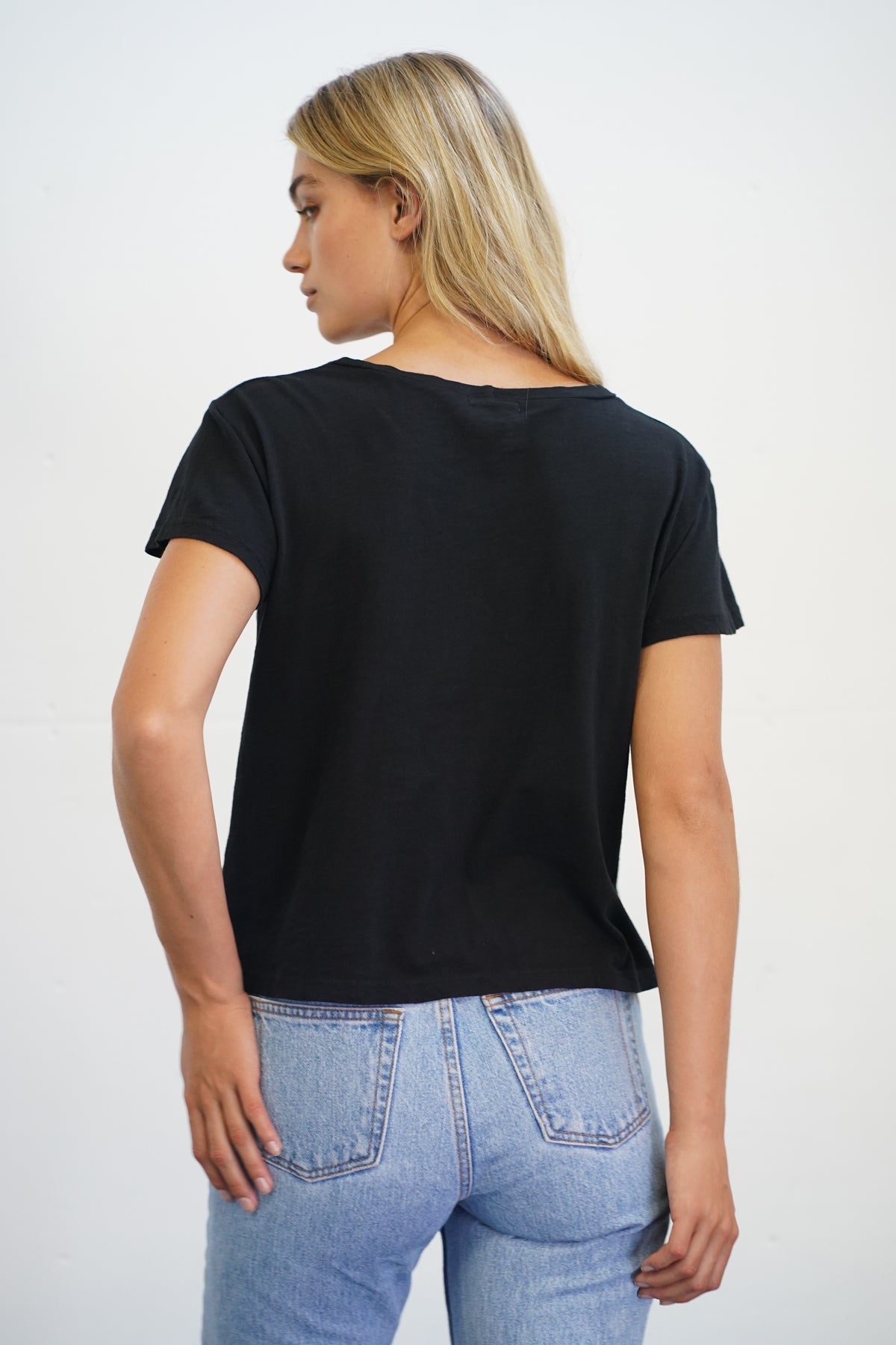 LNA Essential Shaden T-Shirt mit Rundhalsausschnitt in Schwarz