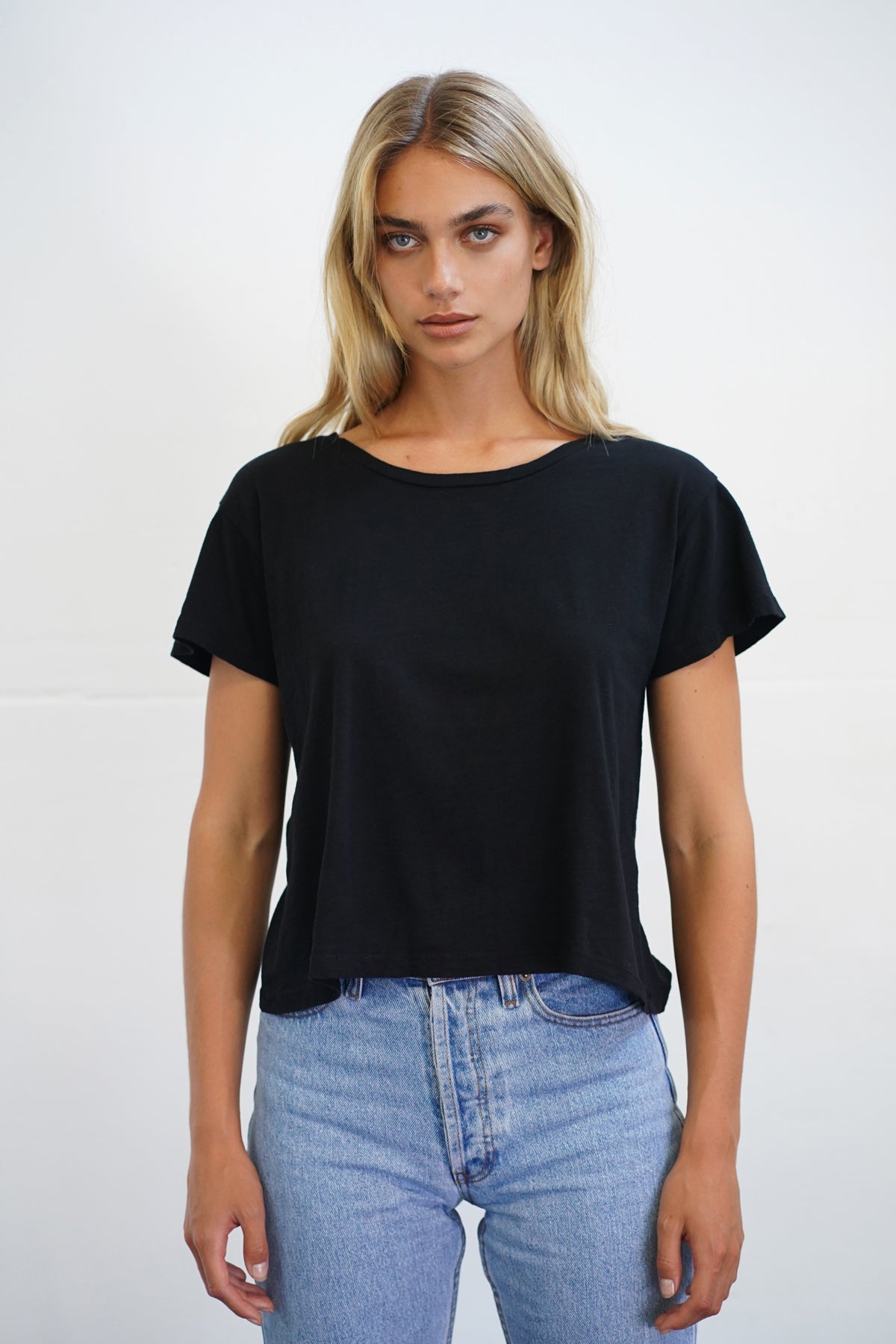 LNA Essential Shaden T-Shirt mit Rundhalsausschnitt in Schwarz