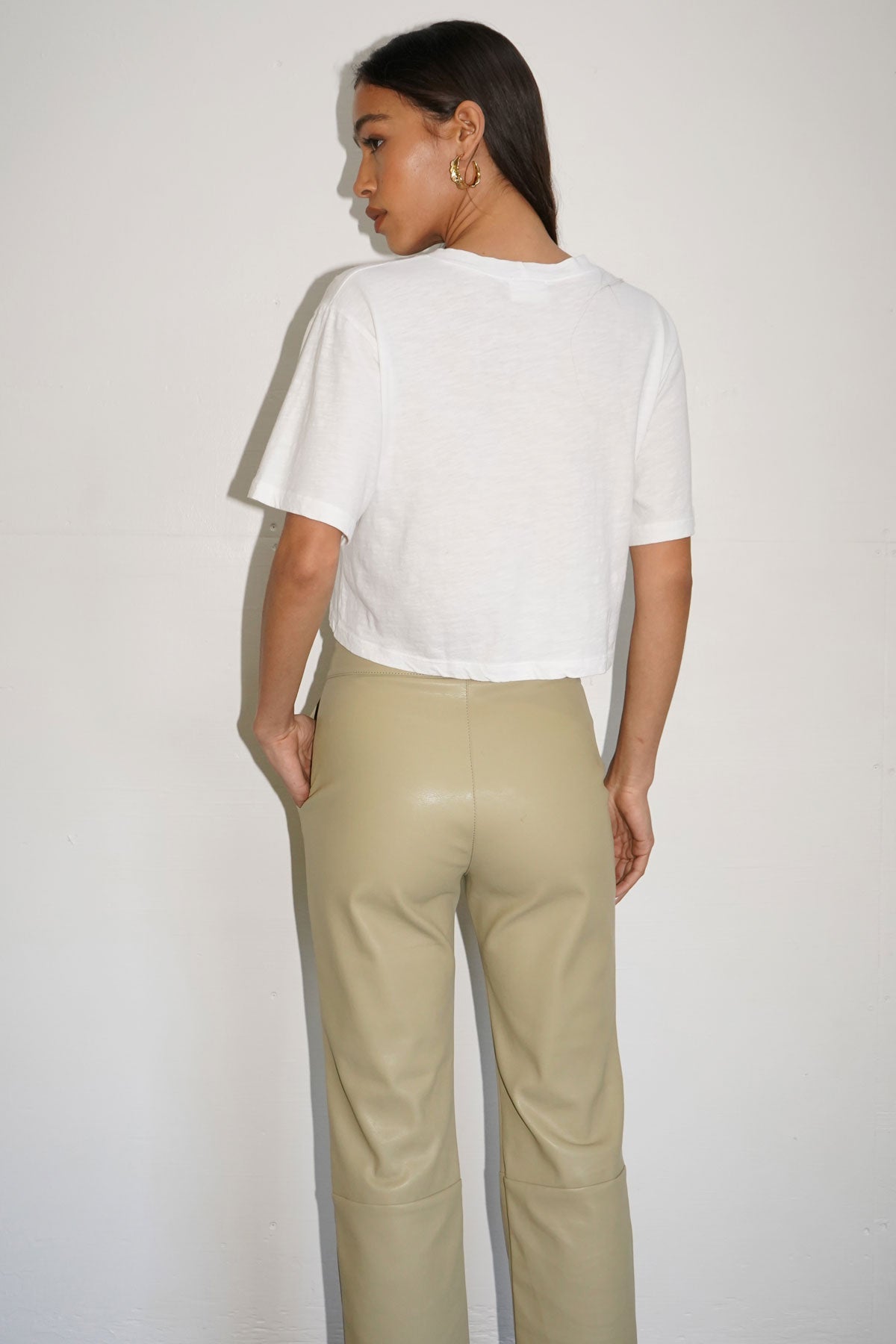 מכנסי רוכסן חשוף עור טבעוני LNA בצבע זית