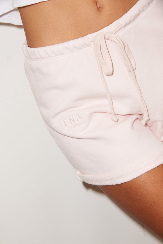 Pantaloncini con logo arrotolato LNA in blush