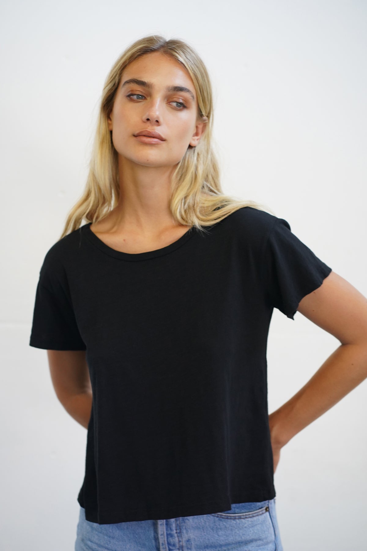 LNA Essential Shaden T-Shirt mit Rundhalsausschnitt in Schwarz