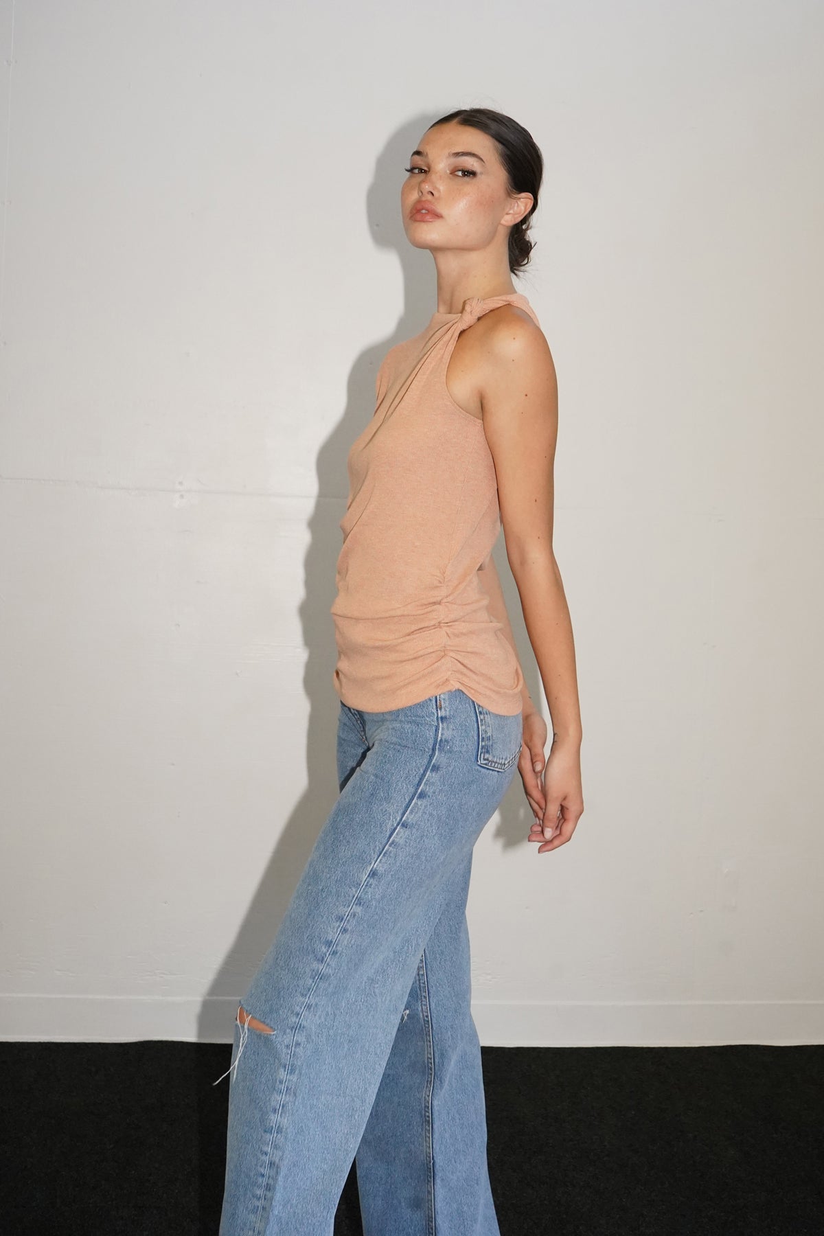 Top LNA Sarai a coste con spalle intrecciate in Heather Blush